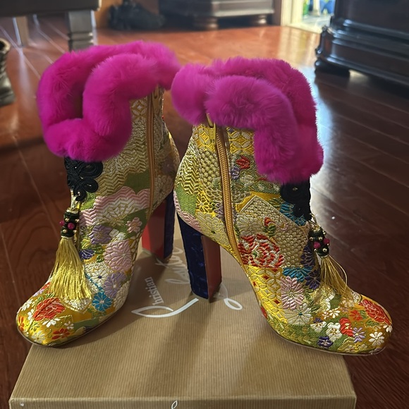 Christian Louboutin May Wong 100 Multi
Authentic CL booties w/ tassels Size38/8B - Picture 9 of 10